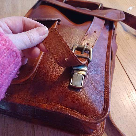 MEN'S VINTAGE LEATHER CROSSBODY MESSENGER BAG - Picture 6 of 15